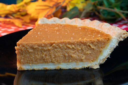 IMAGO Creative, Herbst, Food, Pumpkin Pie RECORD DATE NOT STATED A closeup shot of a slice of seasonal pumpkin pie with fall foliage *** einer closeupe erschossen des einer Scheibchen des saisonal Kürbis pie mit herabfallen Laub 10456603