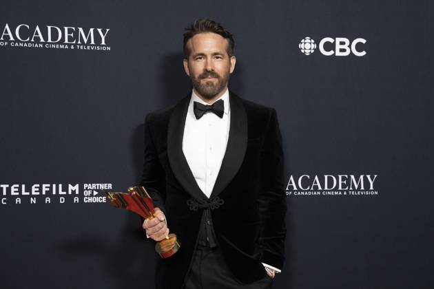 April 14, 2023, Toronto, ON, Canada: Ryan Reynolds poses with the Humanitarian Award at the Comedy and TV Drama awards evening at the Canadian Screen Awards, in Toronto, on Friday, April 14, 2023. Toronto Canada  - ZUMAc35_ 20230414_zaf_c35_124 Copyright: xChrisxYoungx