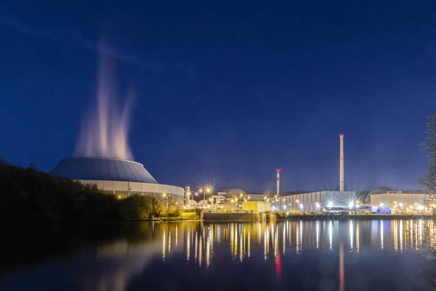 The last night for the Neckarwestheim nuclear power plant before it is taken off the grid Together with two other remaining nuclear power plants, it is now being shut down This completes the nuclear phase-out in Germany In the center, reactor building 2, which is now being taken off the grid On the right, GKN 1, which has already been