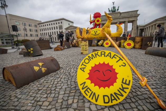 Greenpeace presents AKW dinosaur at the Brandenburg Gate, On the occasion of the shutdown of the last three remaining nuclear power plants AKW in Germany, Greenpeace presents a four-meter-high sculpture of a shot dinosaur at the Brandenburg Gate The