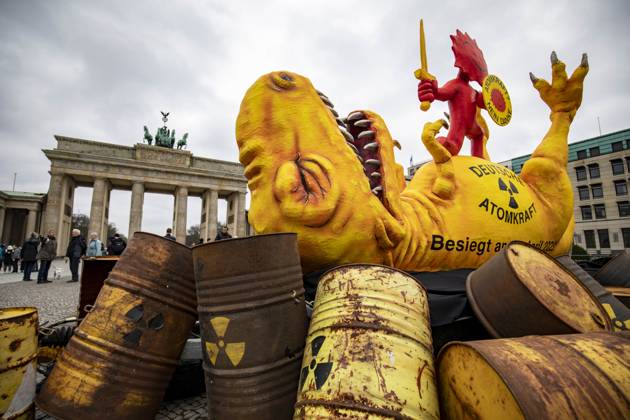 Greenpeace presents AKW dinosaur at the Brandenburg Gate, On the occasion of the shutdown of the last three remaining nuclear power plants AKW in Germany, Greenpeace presents a four-meter-high sculpture of a shot dinosaur at the Brandenburg Gate The