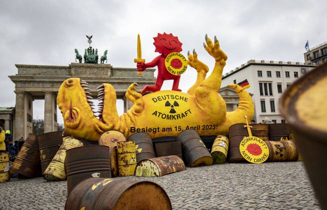 Greenpeace presents AKW dinosaur at the Brandenburg Gate, On the occasion of the shutdown of the last three remaining nuclear power plants AKW in Germany, Greenpeace presents a four-meter-high sculpture of a shot dinosaur at the Brandenburg Gate The