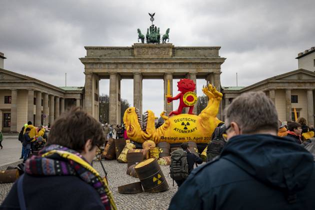 Greenpeace presents AKW dinosaur at the Brandenburg Gate, On the occasion of the shutdown of the last three remaining nuclear power plants AKW in Germany, Greenpeace presents a four-meter-high sculpture of a shot dinosaur at the Brandenburg Gate The
