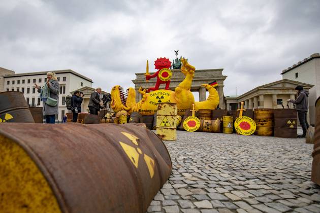 Greenpeace presents AKW dinosaur at the Brandenburg Gate, On the occasion of the shutdown of the last three remaining nuclear power plants AKW in Germany, Greenpeace presents a four-meter-high sculpture of a shot dinosaur at the Brandenburg Gate The