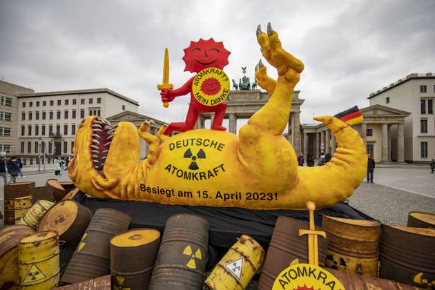 Greenpeace presents AKW dinosaur at the Brandenburg Gate, On the occasion of the shutdown of the last three remaining nuclear power plants AKW in Germany, Greenpeace presents a four-meter-high sculpture of a shot dinosaur at the Brandenburg Gate The