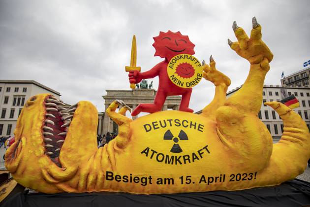 Greenpeace presents AKW dinosaur at the Brandenburg Gate, On the occasion of the shutdown of the last three remaining nuclear power plants AKW in Germany, Greenpeace presents a four-meter-high sculpture of a shot dinosaur at the Brandenburg Gate The