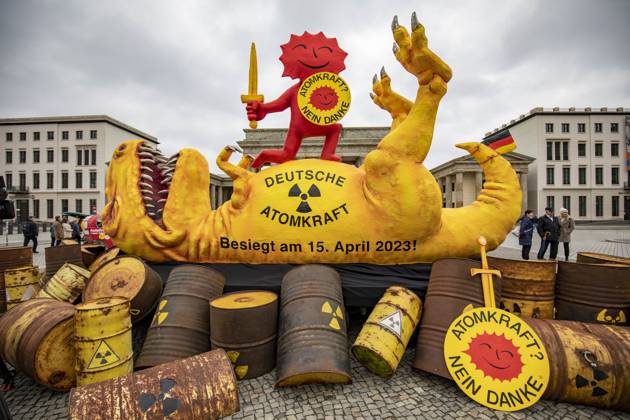 Greenpeace presents AKW dinosaur at the Brandenburg Gate, On the occasion of the shutdown of the last three remaining nuclear power plants AKW in Germany, Greenpeace presents a four-meter-high sculpture of a shot dinosaur at the Brandenburg Gate The