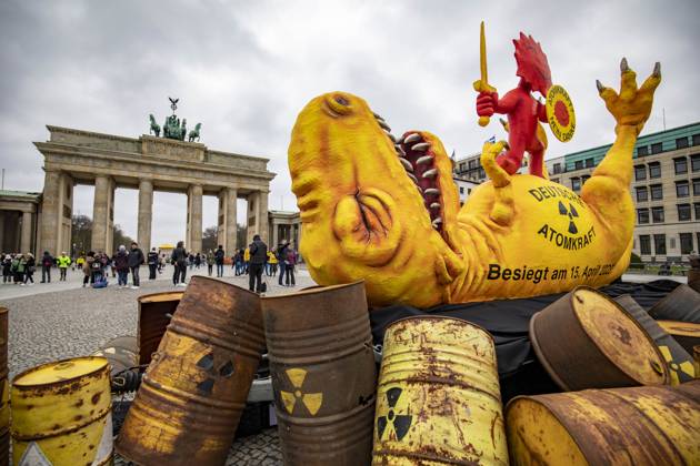 Greenpeace presents AKW dinosaur at the Brandenburg Gate, On the occasion of the shutdown of the last three remaining nuclear power plants AKW in Germany, Greenpeace presents a four-meter-high sculpture of a shot dinosaur at the Brandenburg Gate The
