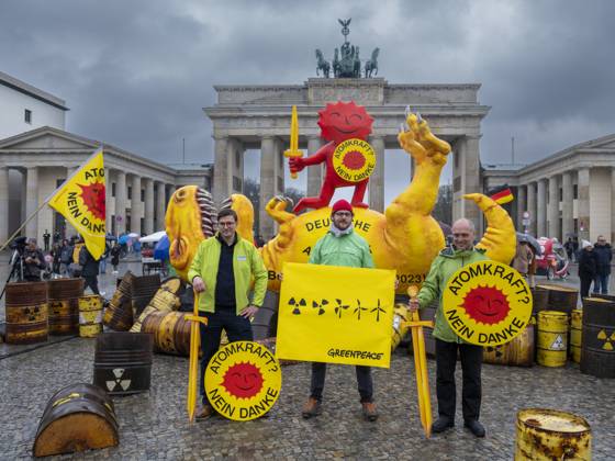 Kontra Atomkraft Germany, Berlin, 15 04 2023, demonstration rally by Greenpeace to phase out nuclear power, dinosaur, Brandenburg Gate, Â