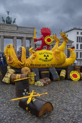 Kontra Atomkraft Germany, Berlin, 15 04 2023, demonstration rally by Greenpeace to phase out nuclear power, dinosaur, Brandenburg Gate, Â