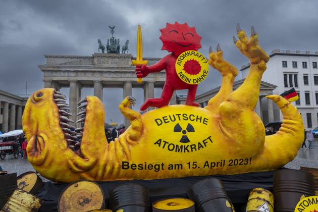 Kontra Atomkraft Germany, Berlin, 15 04 2023, demonstration rally by Greenpeace to phase out nuclear power, dinosaur, Brandenburg Gate, Â