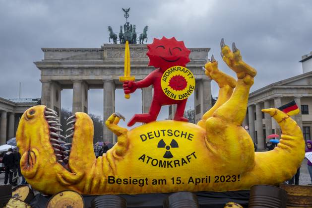 Kontra Atomkraft Germany, Berlin, 15 04 2023, demonstration rally by Greenpeace to phase out nuclear power, dinosaur, Brandenburg Gate, Â