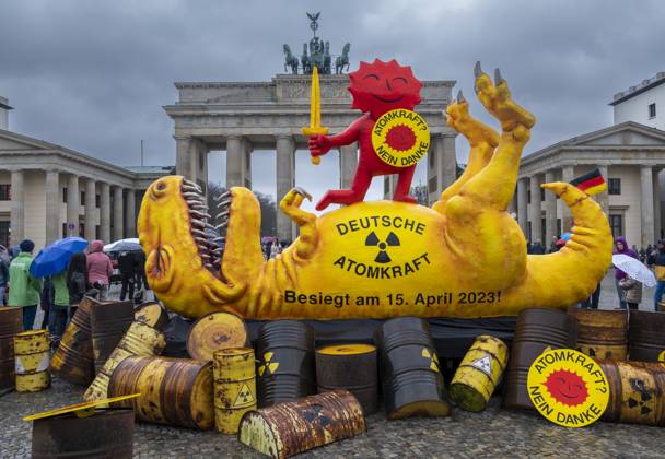 Kontra Atomkraft Germany, Berlin, 15 04 2023, demonstration rally by Greenpeace to phase out nuclear power, dinosaur, Brandenburg Gate, Â