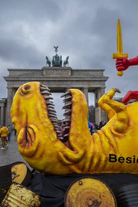 Kontra Atomkraft Germany, Berlin, 15 04 2023, demonstration rally by Greenpeace to phase out nuclear power, dinosaur, Brandenburg Gate, Â
