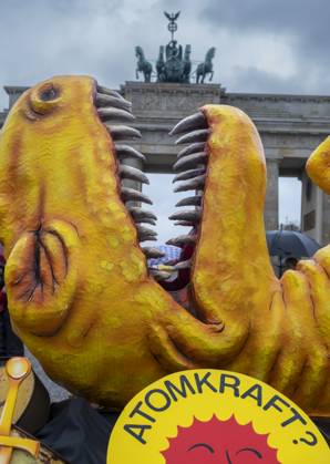 Kontra Atomkraft Germany, Berlin, 15 04 2023, demonstration rally by Greenpeace to phase out nuclear power, dinosaur, Brandenburg Gate, Â