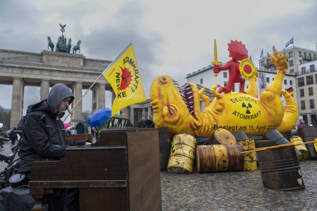 Kontra Atomkraft Germany, Berlin, 15 04 2023, demonstration rally by Greenpeace to phase out nuclear power, dinosaur, Brandenburg Gate, pianist, Â