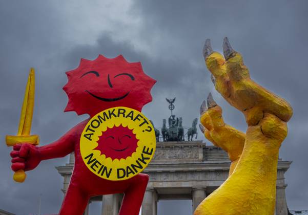 Kontra Atomkraft Germany, Berlin, 15 04 2023, demonstration rally by Greenpeace to phase out nuclear power, dinosaur, Brandenburg Gate, Â