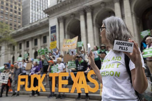 Bilder des Jahres 2023, News 04 April News Themen der Woche KW15 News Bilder des Tages April 15, 2023, New York, New York, USA: A protester holds a box that reads Abortion Pills. A sign reads â€oeFuck Texas.†On a national day of action to protest the court battle to restrict access to mifepristone, used for medication abortion, pro-abortion activists rallied on the steps of the 42nd St branch of the New York Public Library to call for an end to abortion bans. New York USA - ZUMAr174 20230415_znp_r174_079 Copyright: xGinaxMxRandazzox