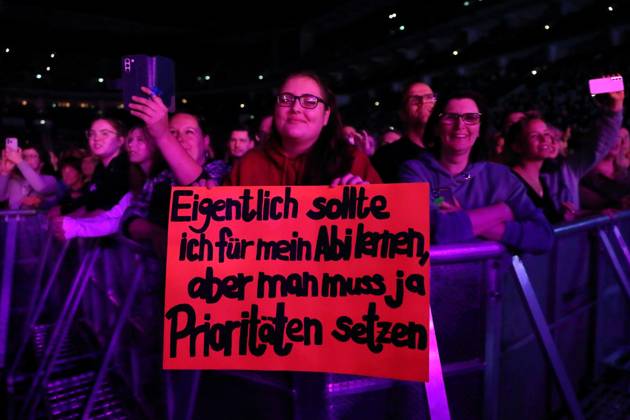 A woman holds a poster with the inscription Actually, I should study for my Abi, but you have to set priorities at a concert by Johannes Oerding at the Mercedes Benz Arena in Berlin, 15 April 2023 Johannes Oerding concert Berlin