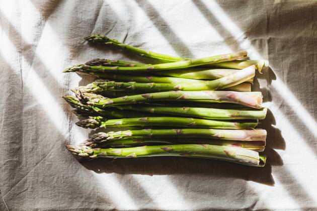 IMAGO Creative: Food, Spargel Green fresh asparagus lies on a linen tablecloth,sunny light . Öhringen, Baden-Württemberg, Germany R_DVHK230411-1169227-01