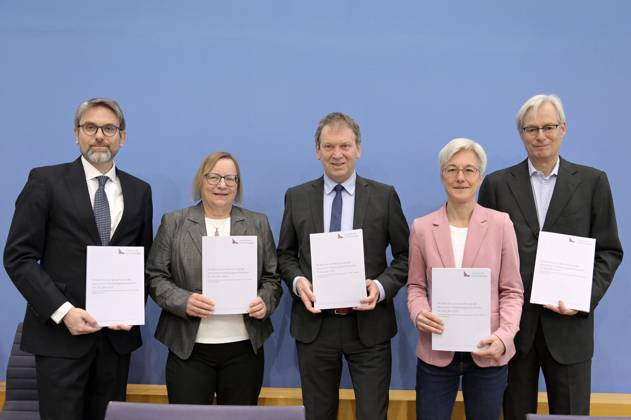 Marc Oliver Bettzüge, Barbara Schlomann, Hans Martin Henning, Brigitte Knopf and Thomas Heimer at the Federal Press Conference on the publication of the audit report on the calculation of German greenhouse gas emissions for the year 2022 at the Haus der Bundespressekonferenz Berlin, 17 04 2023 Foto:xF.xKernx xFuturexImage