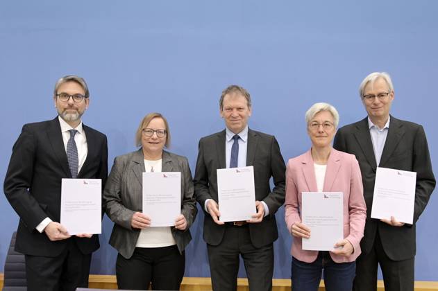 Marc Oliver Bettzüge, Barbara Schlomann, Hans Martin Henning, Brigitte Knopf and Thomas Heimer at the Federal Press Conference on the publication of the audit report on the calculation of German greenhouse gas emissions for the year 2022 at the Haus der Bundespressekonferenz Berlin, 17 04 2023 Foto:xF.xKernx xFuturexImage