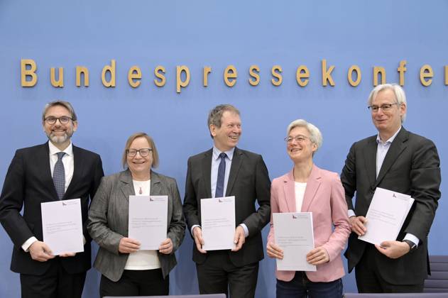 Marc Oliver Bettzüge, Barbara Schlomann, Hans Martin Henning, Brigitte Knopf and Thomas Heimer at the Federal Press Conference on the publication of the audit report on the calculation of German greenhouse gas emissions for the year 2022 at the Haus der Bundespressekonferenz Berlin, 17 04 2023 Foto:xF.xKernx xFuturexImage