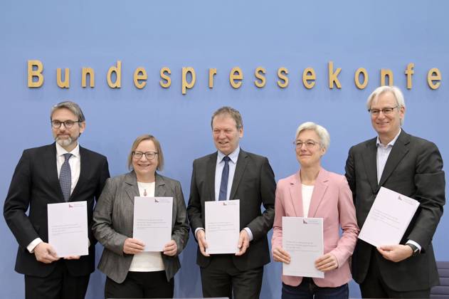 Marc Oliver Bettzüge, Barbara Schlomann, Hans Martin Henning, Brigitte Knopf and Thomas Heimer at the Federal Press Conference on the publication of the audit report on the calculation of German greenhouse gas emissions for the year 2022 at the Haus der Bundespressekonferenz Berlin, 17 04 2023 Foto:xF.xKernx xFuturexImage