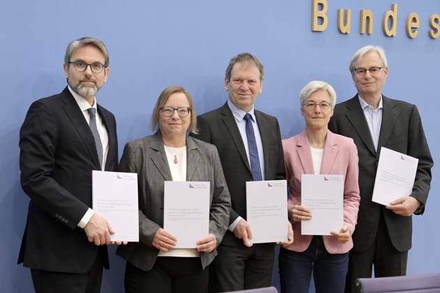 Marc Oliver Bettzüge, Barbara Schlomann, Hans Martin Henning, Brigitte Knopf and Thomas Heimer at the Federal Press Conference on the publication of the audit report on the calculation of German greenhouse gas emissions for the year 2022 at the Haus der Bundespressekonferenz Berlin, 17 04 2023 Foto:xF.xKernx xFuturexImage