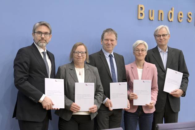 Marc Oliver Bettzüge, Barbara Schlomann, Hans Martin Henning, Brigitte Knopf and Thomas Heimer at the Federal Press Conference on the publication of the audit report on the calculation of German greenhouse gas emissions for the year 2022 at the Haus der Bundespressekonferenz Berlin, 17 04 2023 Foto:xF.xKernx xFuturexImage