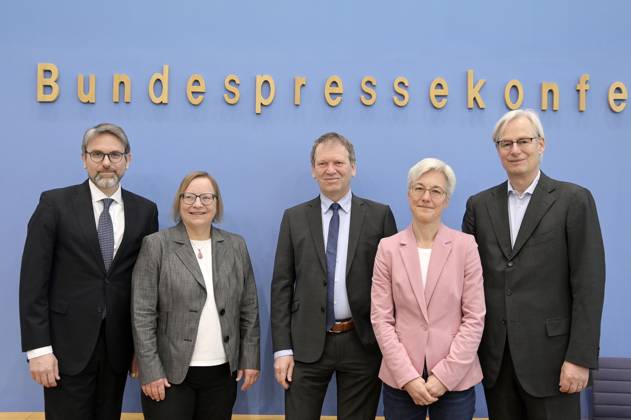 Marc Oliver Bettzüge, Barbara Schlomann, Hans Martin Henning, Brigitte Knopf and Thomas Heimer at the Federal Press Conference on the publication of the audit report on the calculation of German greenhouse gas emissions for the year 2022 at the Haus der Bundespressekonferenz Berlin, 17 04 2023 Foto:xF.xKernx xFuturexImage