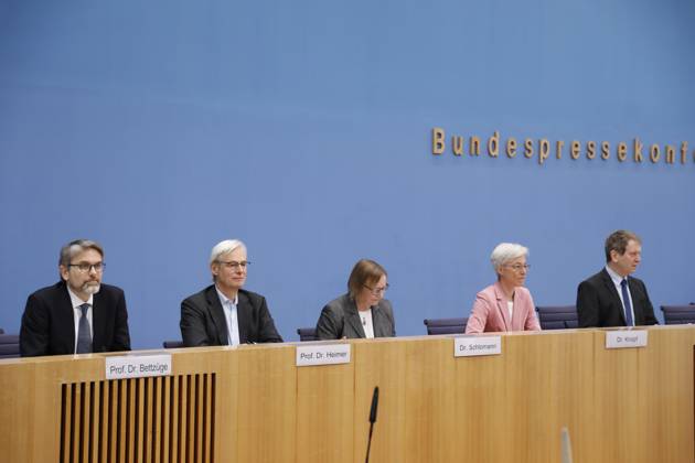 Marc Oliver Bettzüge, Thomas Heimer , Barbara Schlomann, Brigitte Knopf , Hans Martin Henning, Germany, Berlin, Federal Press Conference, Topic Publication of the verification report on the calculation of German greenhouse gas emissions for the year 2022.