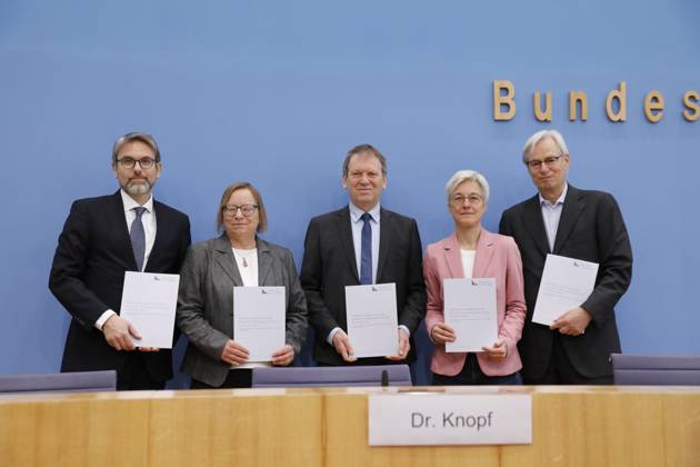 Marc Oliver Bettzüge, Barbara Schlomann, Hans Martin Henning, Brigitte Knopf and Thomas Heimer , Germany, Berlin, Federal Press Conference, Topic Publication of the verification report on the calculation of German greenhouse gas emissions for the year 2022.