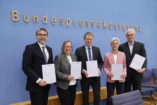 Marc Oliver Bettzüge, Barbara Schlomann, Hans Martin Henning, Brigitte Knopf and Thomas Heimer , Germany, Berlin, Federal Press Conference, Topic Publication of the verification report on the calculation of German greenhouse gas emissions for the year 2022.