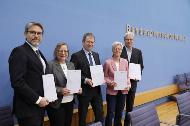 Marc Oliver Bettzüge, Barbara Schlomann, Hans Martin Henning, Brigitte Knopf and Thomas Heimer , Germany, Berlin, Federal Press Conference, Topic Publication of the verification report on the calculation of German greenhouse gas emissions for the year 2022.