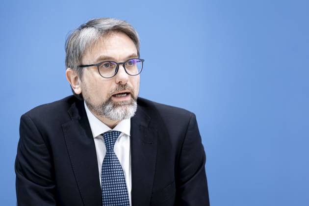 Prof Dr Marc Oliver Bettzuege, Council Member ERK, Energy Economics Institute at the UniversityâˆöÂßt of Kâˆöâˆln EWI , recorded at a federal press conference on the publication of the test report on the calculation of German greenhouse gas emissions for the year 2022 Berlin, 17 04 2023 Berlin Germany. Copyright: xNicolasxLepartz photothek.dex