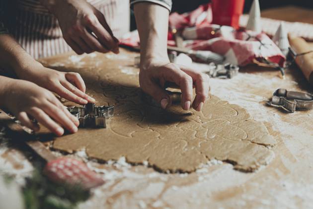 Merry Christmas, Happy New Year. Mom and daughter cooking gingerbread cookies Merry Christmas, Happy New Year. Gingerbread cooking, baking. Mom and daughter make cookies, cut out different shapes of cookies using cutting metal mold on wooden table at kitchen. High quality photo ,model released, Symbolfoto Copyright: xZoonar.com OlenaxIvanovax 17888841 ,model released, Symbolfoto ,property released