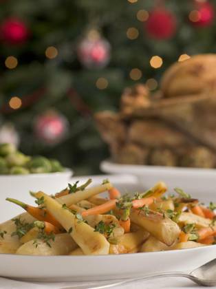  Honey and Thyme Roasted Parsnips and Baby Carrots, , property released , 11.03.2010, Copyright: xMonkeybusinessx Panthermedia2300693.jpg