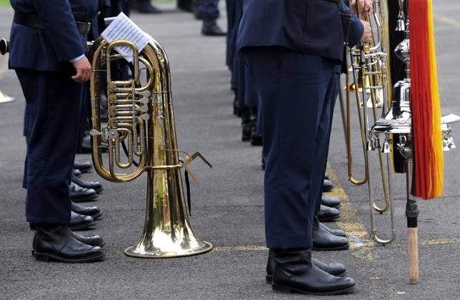 <p>Am Donnerstag, 22.09.2011, findet ein Wechsel des Dienststellenleiters der deutschen Soldaten der Bundeswehr in der Schill-Kaserne Wesel statt. Dort ist die 1. NSB Nato Signal Battalion stationiert. Hier die Musiker vom Luftwaffenmusikkorps 3 in einer Pause. Foto : Markus Weißenfels WAZ FotoPool< p> Krisen, Krieg, Konflikte Deutschland Nordrhein-Westfalen Wesel Copyright: MarkusxWeißenfels