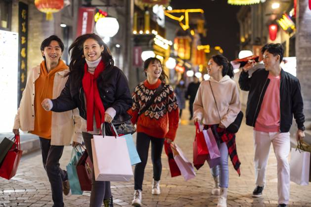 RECORD DATE NOT STATED Happy young Chinese friends shopping for Chinese New Year Beijing China Copyright: xLanexOateyx bji06860075