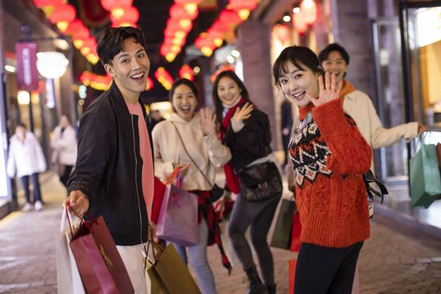 RECORD DATE NOT STATED Happy young Chinese friends shopping for Chinese New Year Beijing China Copyright: xLanexOateyx bji06860077