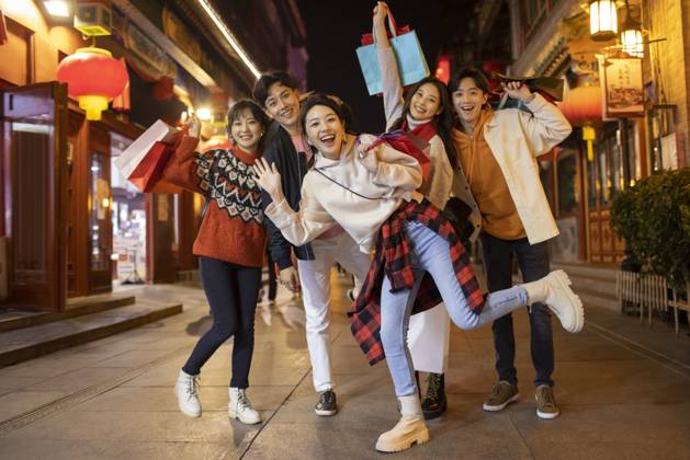 RECORD DATE NOT STATED Happy young Chinese friends shopping for Chinese New Year Beijing China Copyright: xLanexOateyx bji06860098