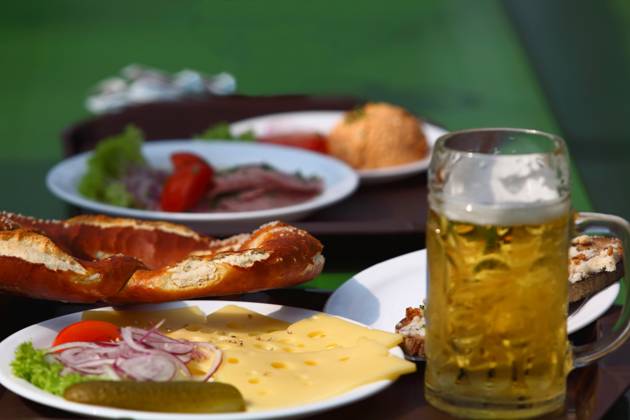 IMAGO Creative, Food, Brotzeit Biergarten Brotzeit im bayerischen Biergarten Copyright: xZoonar.com S.Schnepfx 917756