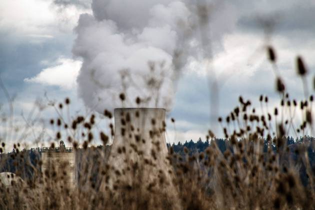 Kernkraftwerk Isar 2, nur sieben Stunden vor der Stilllegung, Essenbach bei Landshut, 15. April 2023 Deutschland, Essenbach, Ortsteil Unterahrain, 15. April 2023, letzter Betriebstag des Kernkraftwerks Isar 2, nur noch 7 Stunden bis zur endgültigen Abschaltung, Ende der Kernenergie in Deutschland, Kühlturm, Wasserdampf steigt in den Wolkenhimmel, KKI 2, Stilllegung, Abschaltung, Atomausstieg, Betreiber des Kraftwerks ist die PreussenElektra GmbH mit 75 % Beteiligung, die Stadtwerke München mit 25 Prozent, PreussenElektra ist eine Tochtergesellschaft der E.ON, AKW, Atomkraft, Atomenergie, Atommeiler, Kernkraft, Atomkraftwerk, Kernkraftwerk, das AKW Isar 2 iwar eines der drei letzten aktiven Kernkraftwerke in Deutschland, Kernenergie, Ener