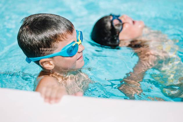 IMAGO Creative, Jahreszeit Sommer, Sommerferien Cute kids swimming in pool Little boys wearing diving glasses and swimming together in clean water of pool while enjoying time during holidays HodeiUnzueta_ID13469_409918_014 Copyright: xHodeixUnzuetax Model Released