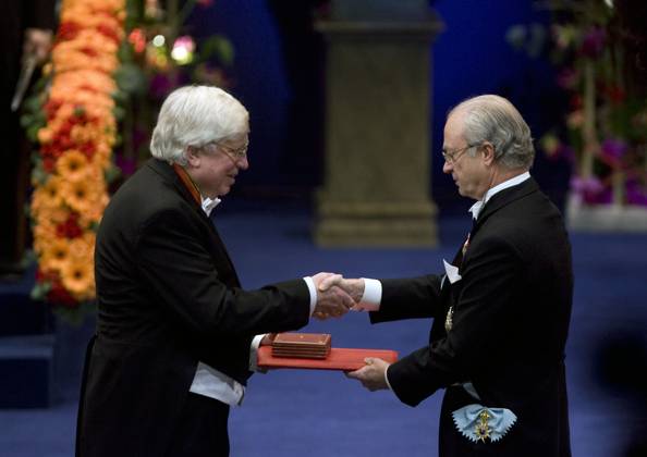 STOCKHOLM 20071210 King Carl XVI Gustaf presents the Nobel Prize in Chemistry to Gerhard Ertl from Germany at the award ceremony in the Stockholm Concert Hall STOCKHOLM SWEDEN x10050x  Copyright: xPONTUSxLUNDAHLx xTTx x NOBEL 2007 KONSERTHUSET