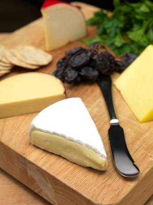 A selection of cheeses on a cutting board Copyright: xKitchnerxxBainx xDesignxPicsx , 30520507 Copyright: KitchnerxxBainx xDesignxPics 30520507