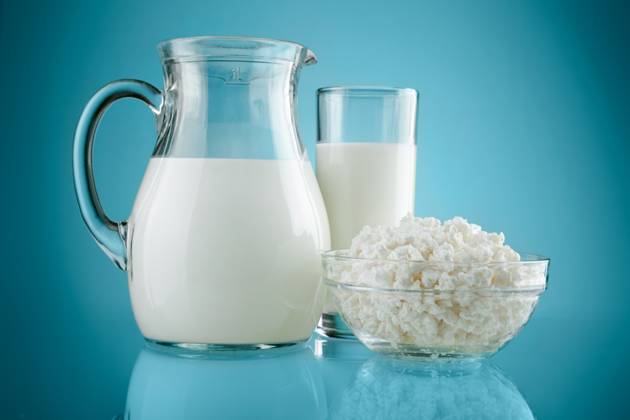 jug glass with milk and curds on blue background Copyright: xOlgaxLupolx xDesignxPicsx , 30604764 Copyright: AndrewxDybrovskiyx xDesignxPics 30604764