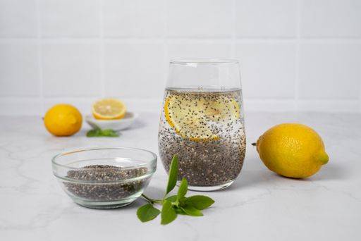 RECORD DATE NOT STATED A close-up shot of a glass of water with chia seeds and lemon on a white background *** einer schließen Aufwärts erschossen des einer Glas des Wasser mit Chiases Samen und Zitrone am einer weiß Hintergrund 3285613