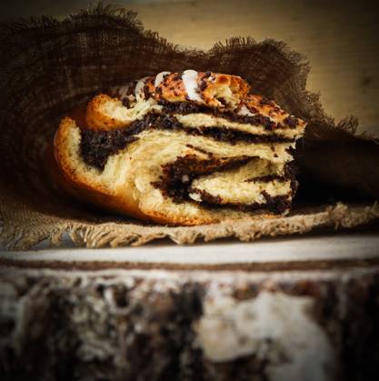 IMAGO Creative: Food, Mohn Fresh poppy seed roll on natural linen napkin on rustic wooden background Fresh poppy seed roll on natural linen napkin on rustic wooden background Copyright: xZoonar.com VolhaxHalkouskayax 17155250